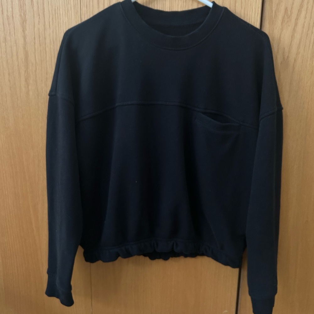 Vuori sweatshirt. Cropped, elastic on the bottom. Front pocket. Great condition